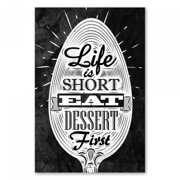 Schwarz-weißes Poster im Kreidetafel-Stil mit Löffel und dem Spruch "Life is Short Eat Dessert First".